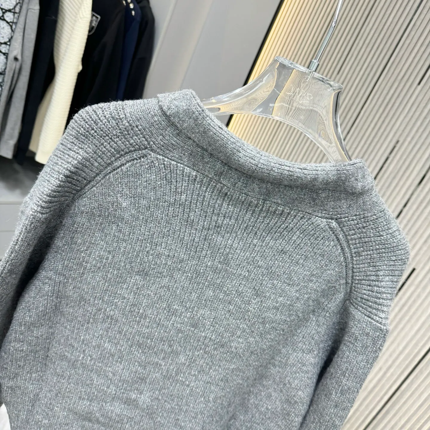 🅿️280 LF Ralph Lauren 25FW Taoist robe sweater is made of top-grade cashmere yarn. The new autumn and winter Oblique jacquard knitted cashmere sweater has a double-sided wearable design and is made of high-quality cashmere material. After fine weaving process, it presents a soft and comfortable touch and excellent thermal insulation performance. The iconic Oblique jacquard pattern is perfectly presented through precision knitting technology. It can be worn on both sides, showing different style charms. The round neck design is simple and elegant, suitable for various matching occasions. Exquisite knitting technology ensures that the clothes are not easily deformed and remain crisp and long-lasting. The double-sided design concept reflects LV's perfect balance of practicality and fashion. Each sweater undergoes strict quality inspection to ensure that the quality meets the brand's consistently high standards. This knitted item combines warmth and style, making it an exquisite addition to your autumn and winter wardrobe. Size:S/M/L/XL